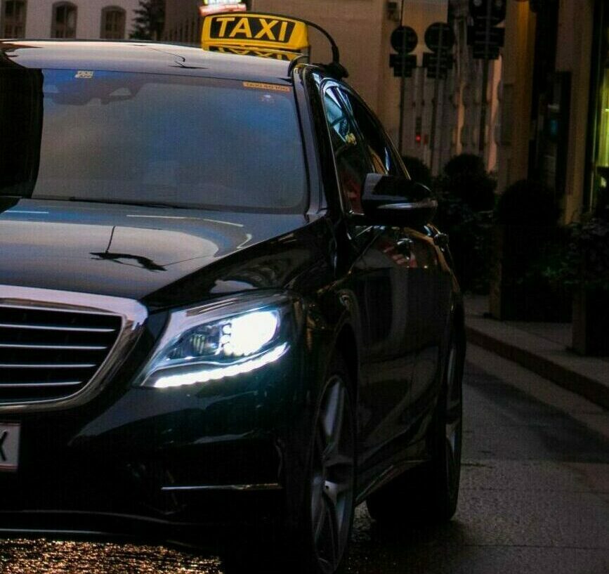 Taxi photographié dans une rue, illustration reprise du site actuel