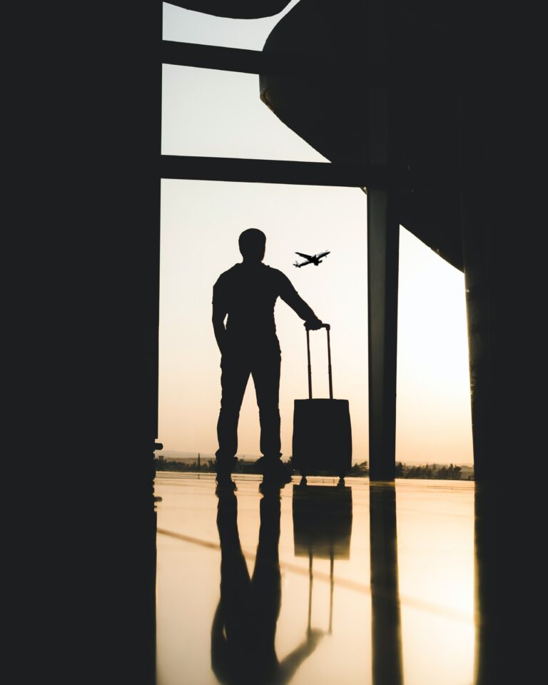 Voyageur avec une valise dans un terminal d’aéroport