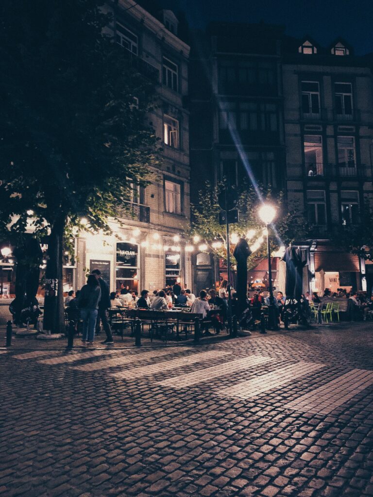 Une place de Bruxelles et ses terrasses à la tombée de la nuit